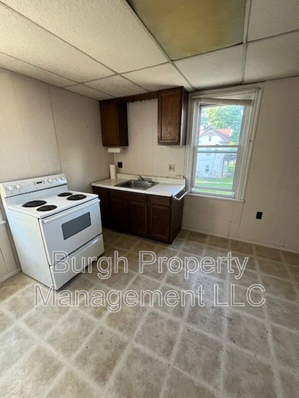 Building Photo - 302 S 11th St