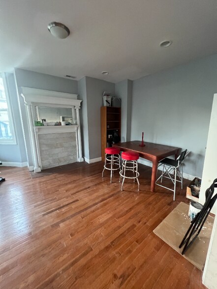 Building Photo - 627 College St