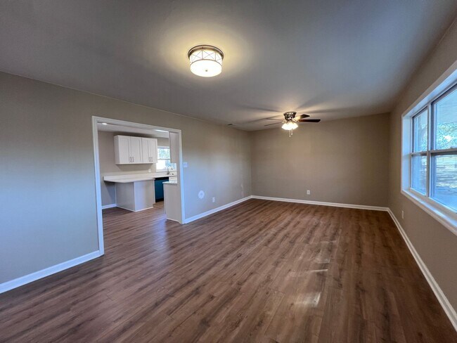 Building Photo - 3 Bedroom 2 bath home in downtown Port Wentworth