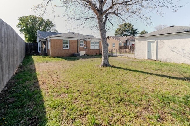 Building Photo - 1611 Crockett St