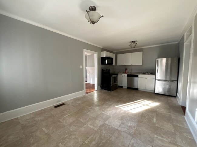 Building Photo - Move-In Ready Home with Spacious Backyard & Prime Location