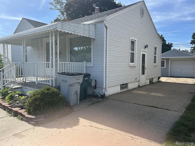 Building Photo - 691 E Mapledale Ave