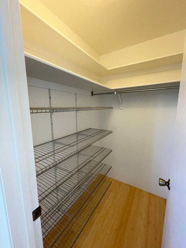 Building Photo - Updated 2B/2B 3rd floor Condo on Manhattan