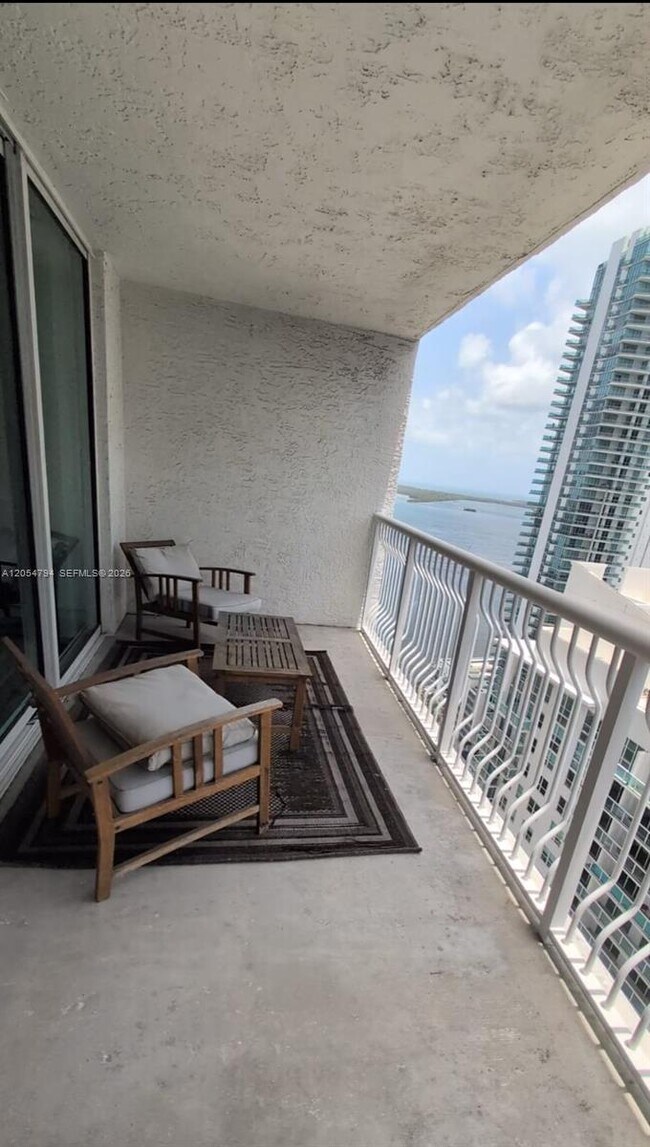 Building Photo - 1200 Brickell Bay Dr