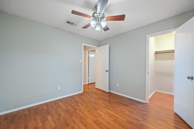 Building Photo - 18123 Lake Bend Dr