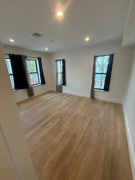 Building Photo - 630 Saratoga St