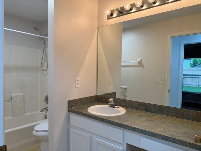 Building Photo - Spacious 4 bedroom home in Lake Mary