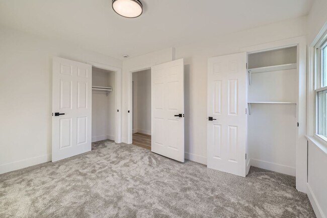 Building Photo - 2 bed/1 bath updated duplex