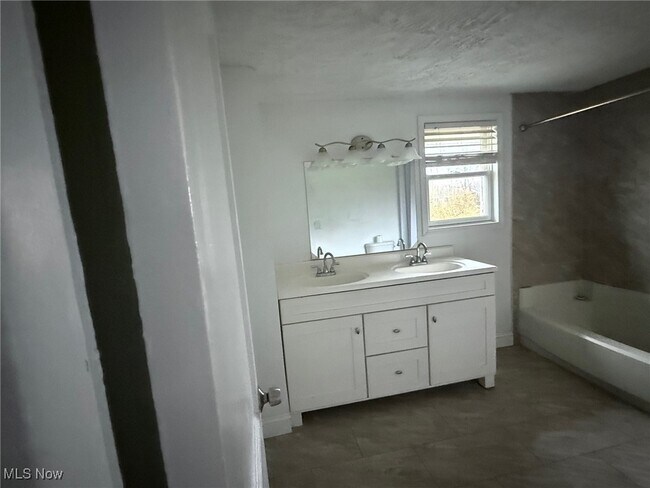 Building Photo - 33520 Bainbridge Rd