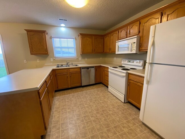 Building Photo - 3BR/2BA with neighborhood pool included!