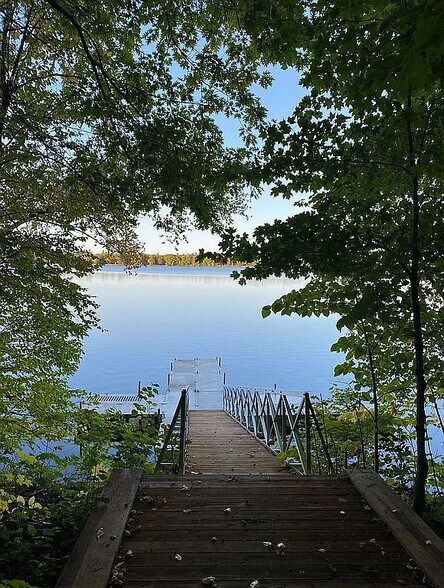 Building Photo - 978 Lakeview Dr