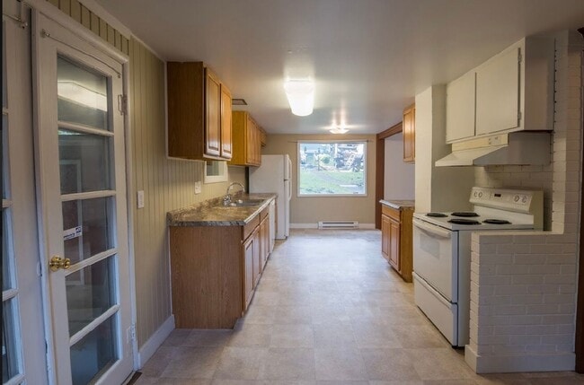Building Photo - 3 bedroom 1 bathroom house close to Hendricks Park!