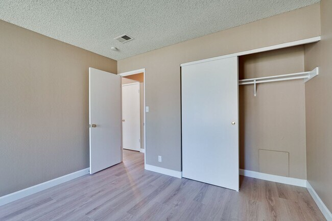 Building Photo - Remodeled 2 Bed 1 Bath Condo!