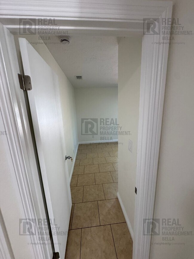 Building Photo - Spacious Single-Story 7-Bedroom Home with Open Layout & Abundant Natural Light