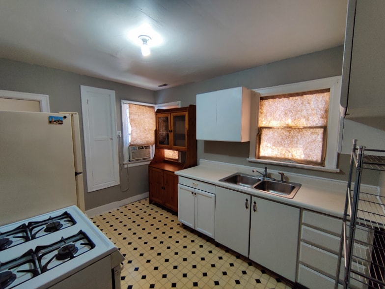 Building Photo - 2347 Madison Ave