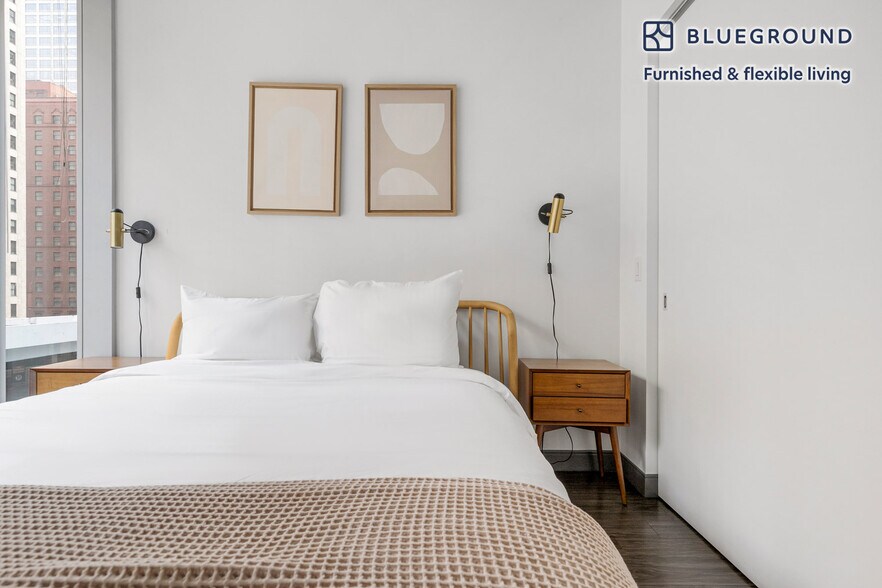 Building Photo - 215 W Lake St