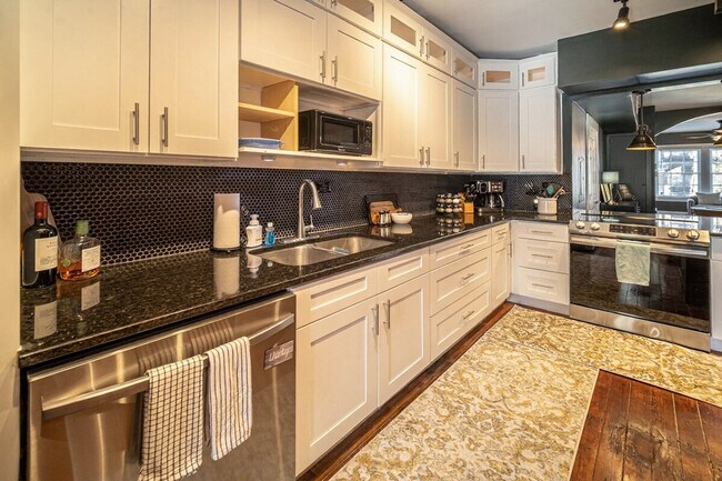 Building Photo - 309 King William St