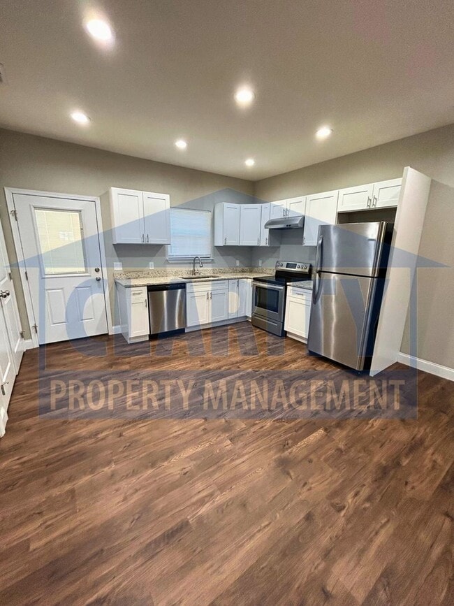 Building Photo - Modern townhome!