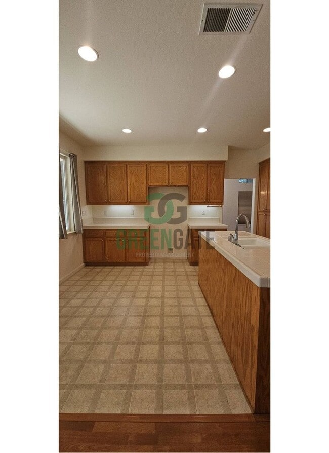 Building Photo - Beautiful 4 Bedroom, 3 Bathroom Home in Tr...