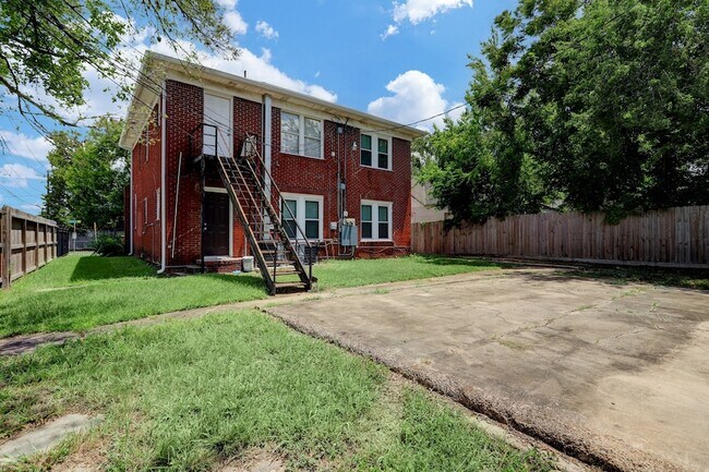 Building Photo - 3004 Isabella St