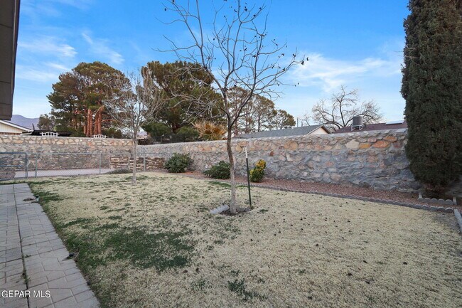 Building Photo - 832 Tepic Dr