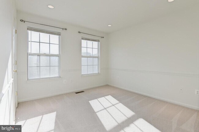 Building Photo - 1984 Crescent Park Dr