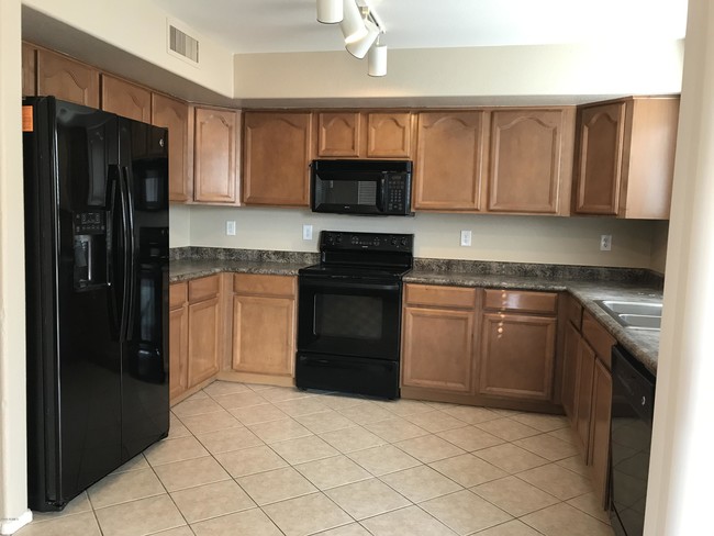 Building Photo - 29252 N Rosewood Dr