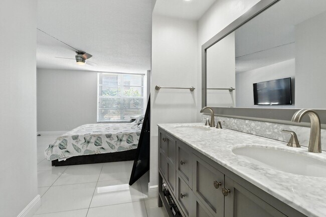 Building Photo - 6 Royal Palm Way