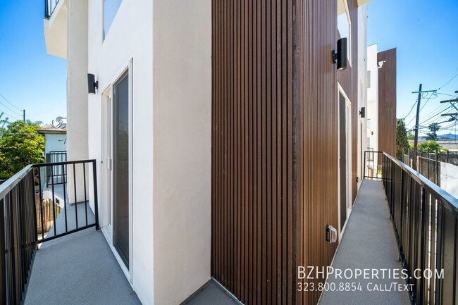 Building Photo - Beautiful Modern Duplex in the heart of No...