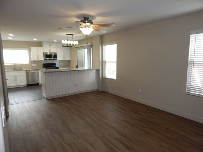 Building Photo - 2 Bedrooms - 2.5 bathrooms - Large Loft Area