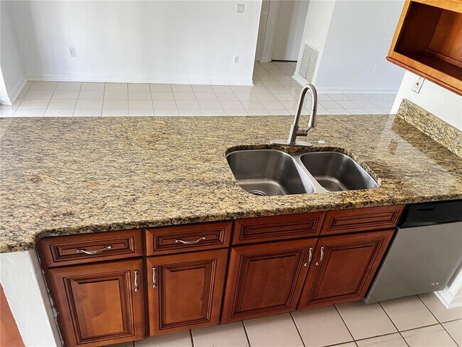 Building Photo - 304 Oak Ln Track