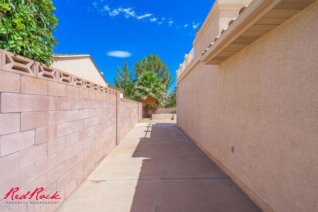 Building Photo - Spacious 6 Bedroom Home with a Balcony!