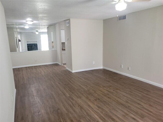 Building Photo - 9700 Leawood Blvd