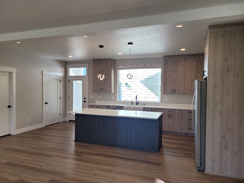 Building Photo - 877 Park Ave NE