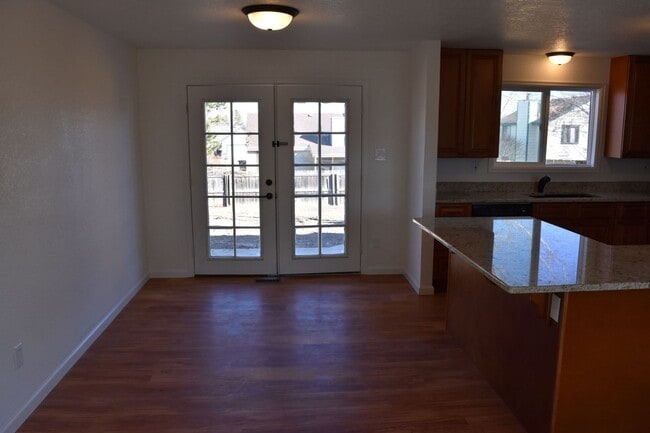 Building Photo - 2412 Sunset Dr
