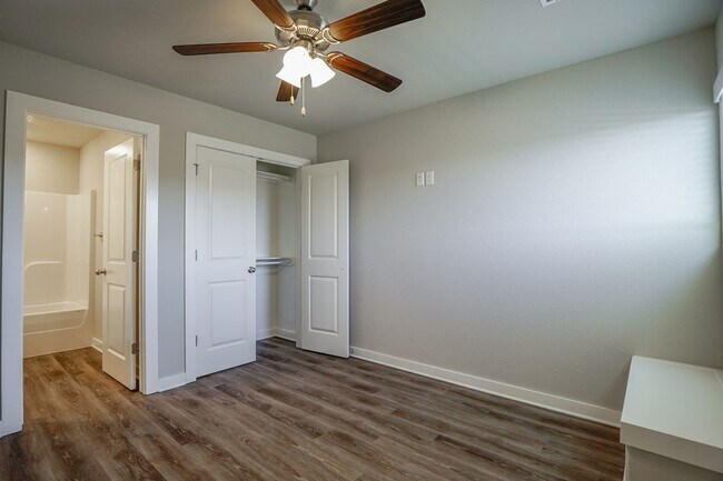 Building Photo - 4 bedroom 3.5 bath home!