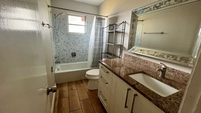 Building Photo - Waterfront, 2 bed 2 bath with boat dock an...