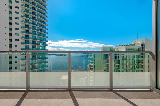 Building Photo - 1300 Brickell Bay Dr