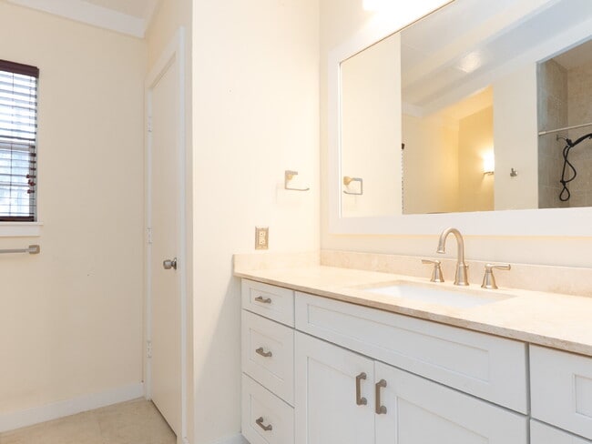 Building Photo - Spacious 5-Bed, 4-Bath Sarasota Home with ...