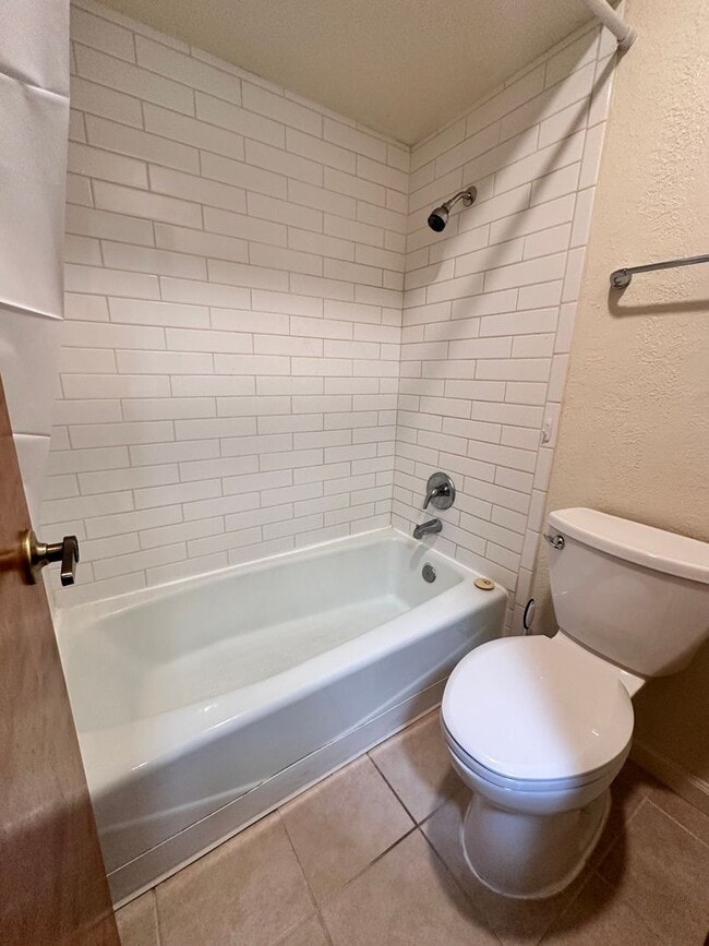 Building Photo - 2 Bedroom 2 Bath Townhome w/2 Car Garage and Refrigerated Air