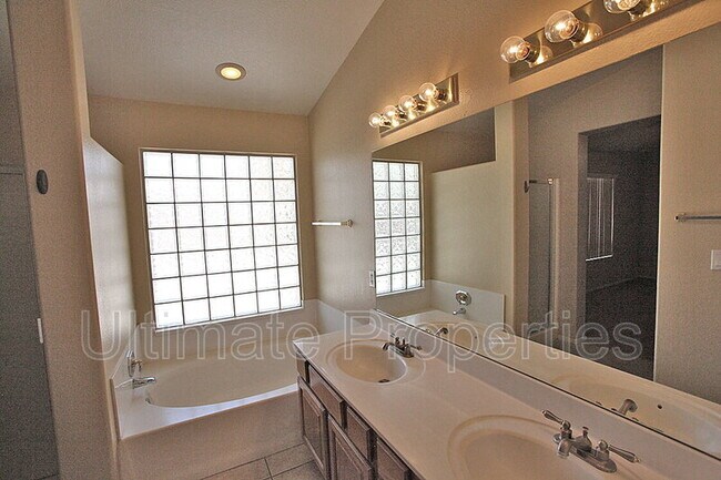 Building Photo - 1414 W Villa Maria Dr