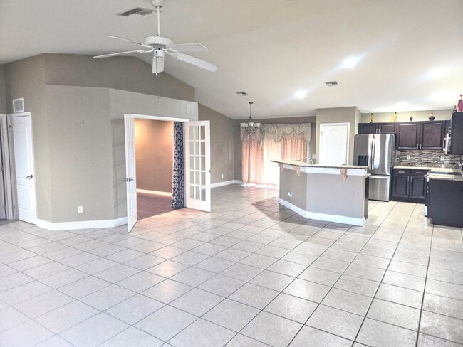 Building Photo - Large Family Home-Great Location! 3/2/2 + ...