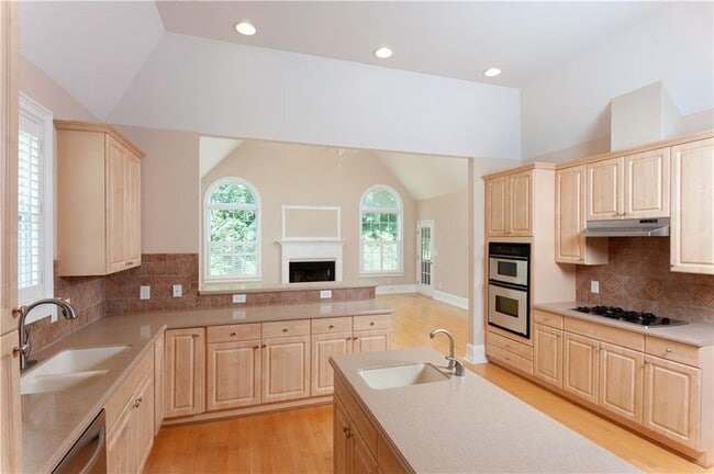 Building Photo - 8008 Revere Dr