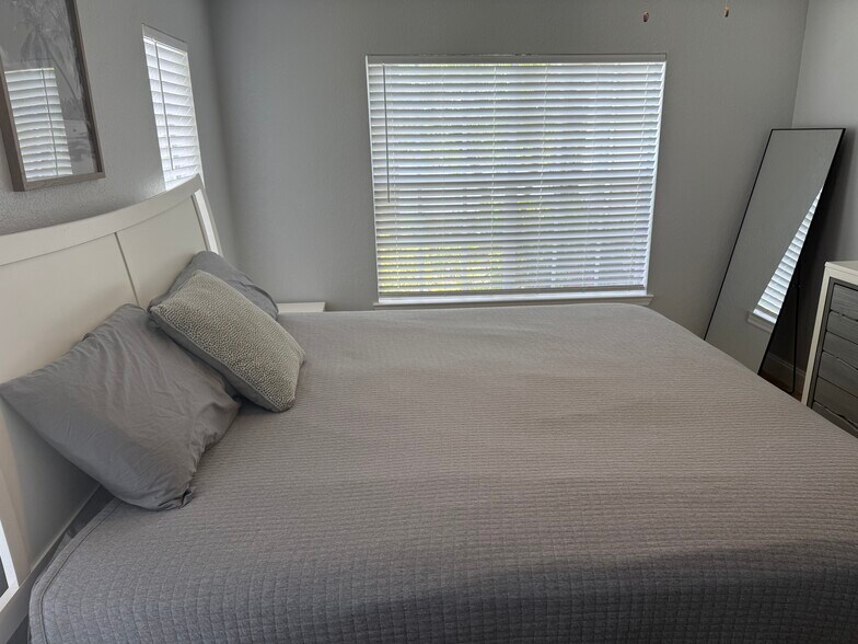 Building Photo - 8933 Manor Loop