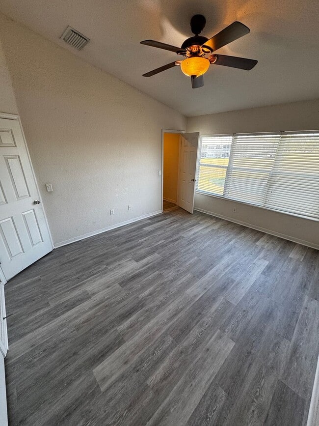 Building Photo - Beautiful 3BR/2.5BA Townhome with Water View in Fore Ranch