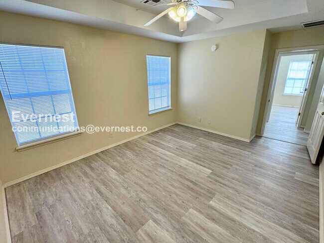 Building Photo - 3 Bed, 2 Bath Townhome with Attached Garage / Pet-Friendly / Available Now!