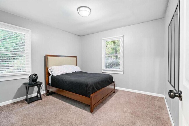 Building Photo - 2150 Meadowlane Dr SW