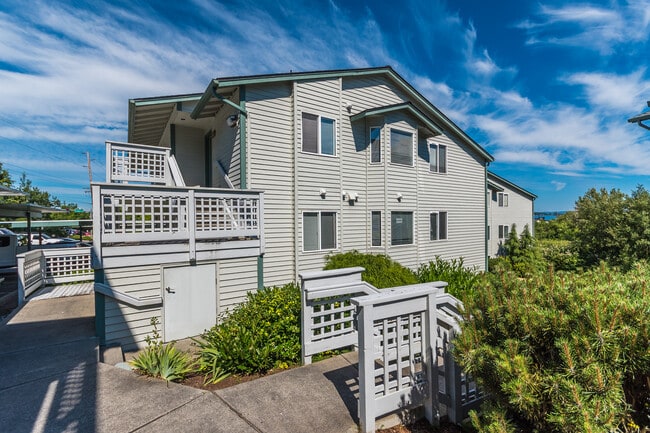Building Photo - 485 SW Bayshore Dr