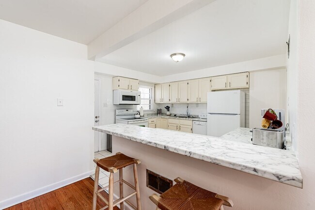 Building Photo - 660 Graham Rd