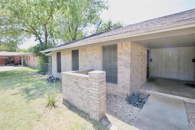 Building Photo - 2203 Lanier Dr